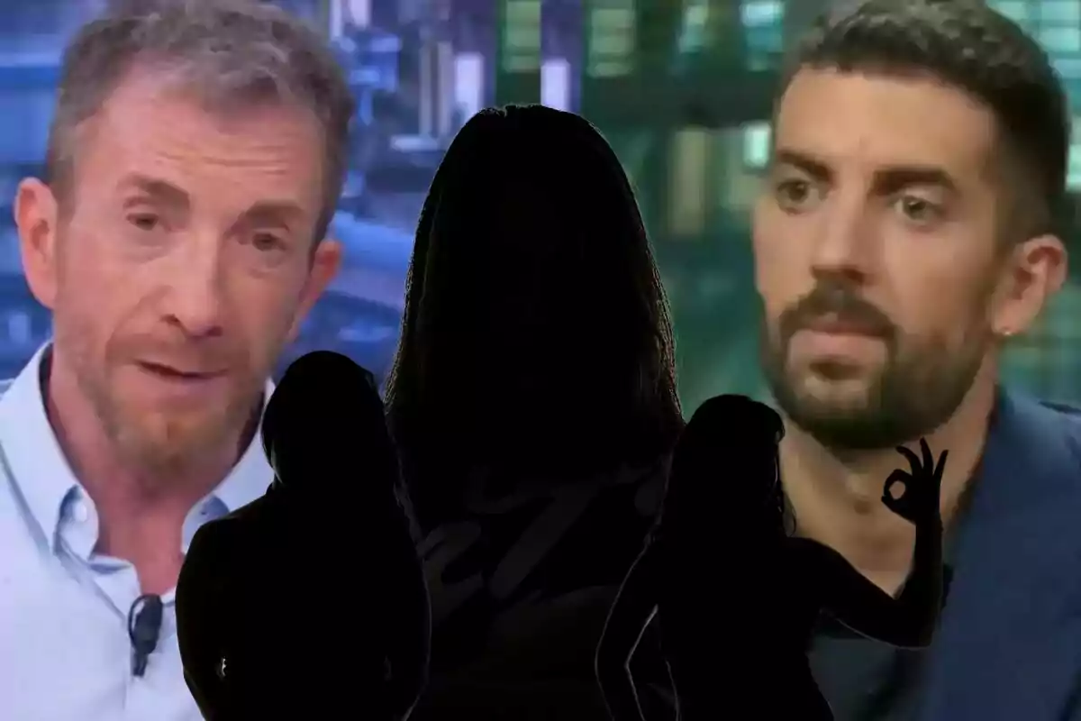 Pablo Motos en El Hormiguero el fondo a la izquierda y David Broncano en La Revuelta en el fondo a la derecha con siluetas oscuras de tres mujeres en primer plano.