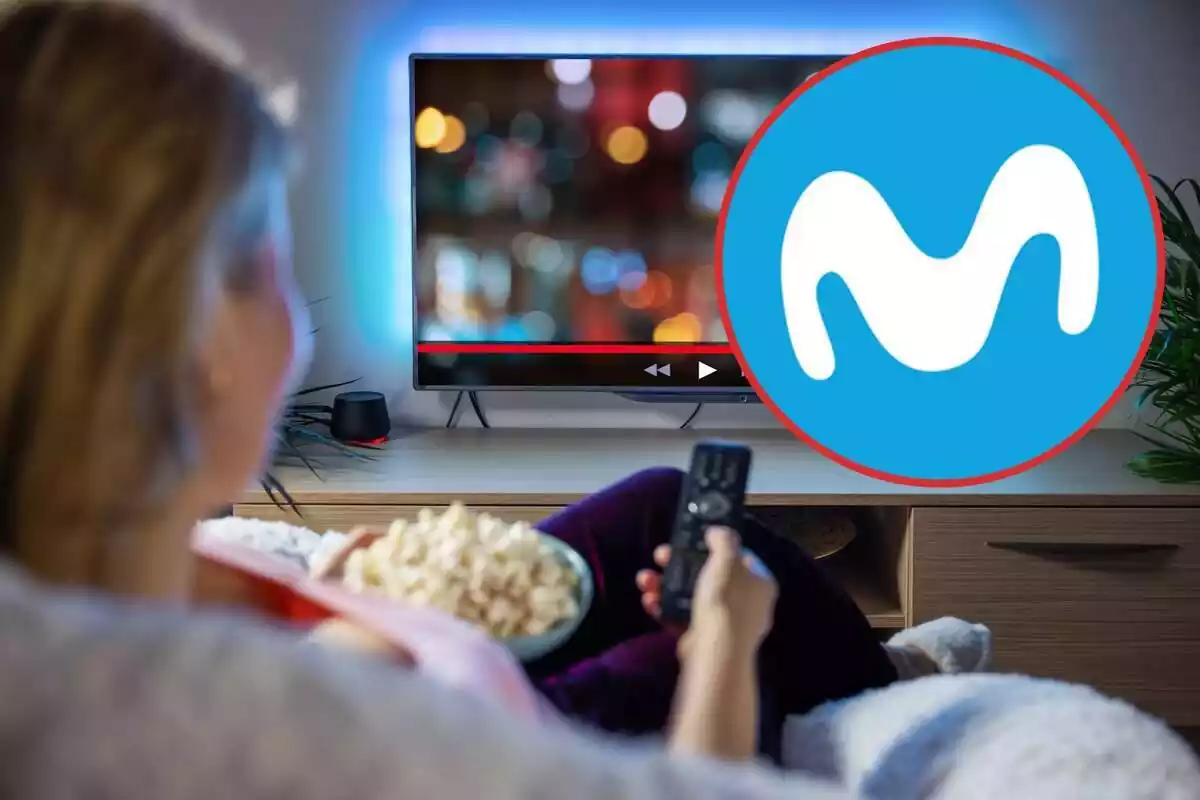 Una mujer maneja el mando a distancia delante del televisor, y en el círculo, el logo de Movistar