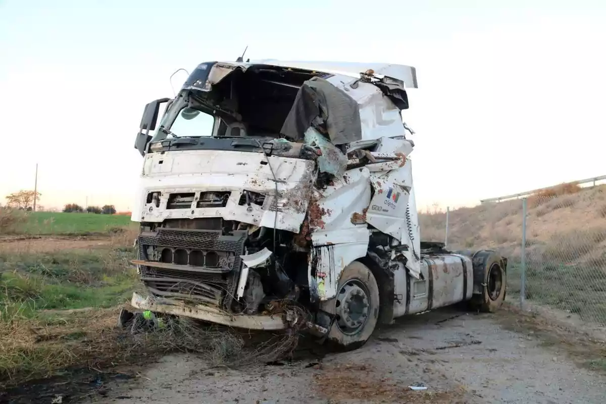Imagen del vehículo del conductor muerto en la A-22 en la provincia de Lérida Imagen del vehículo del conductor muerto en la A-22 en la provincia de Lérida
