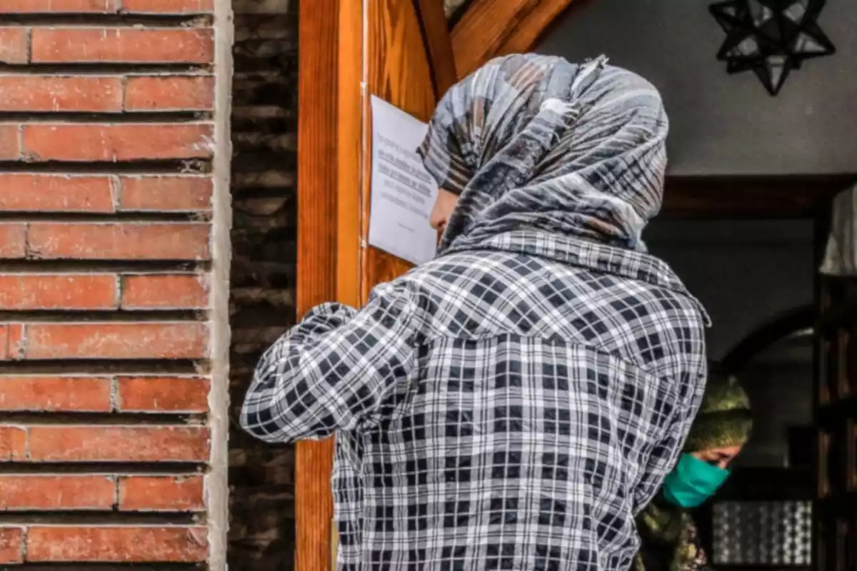 Una mujer musulmana afectada por la crisis acude a la mezquita situada en la calle Méndez Núñez, 47, para recoger comida que previamente ha sido donada, a una semana de que termine el período de Ramadán para los musulmanes