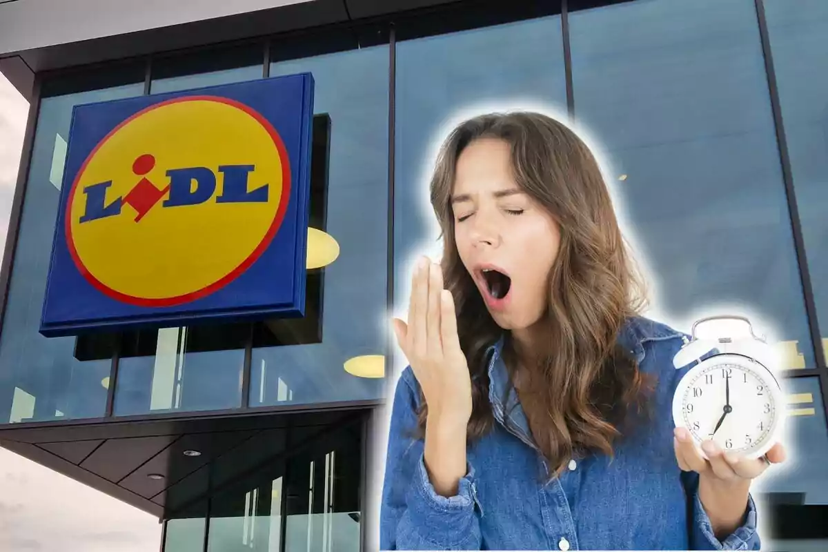 Mujer bostezando y sosteniendo un reloj despertador frente a una tienda Lidl.