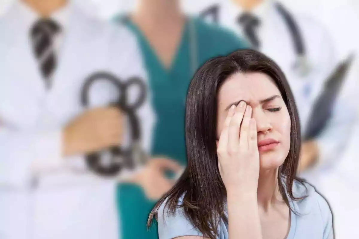 Mujer con signos de cansancio con la imagen de fondo de tres doctores