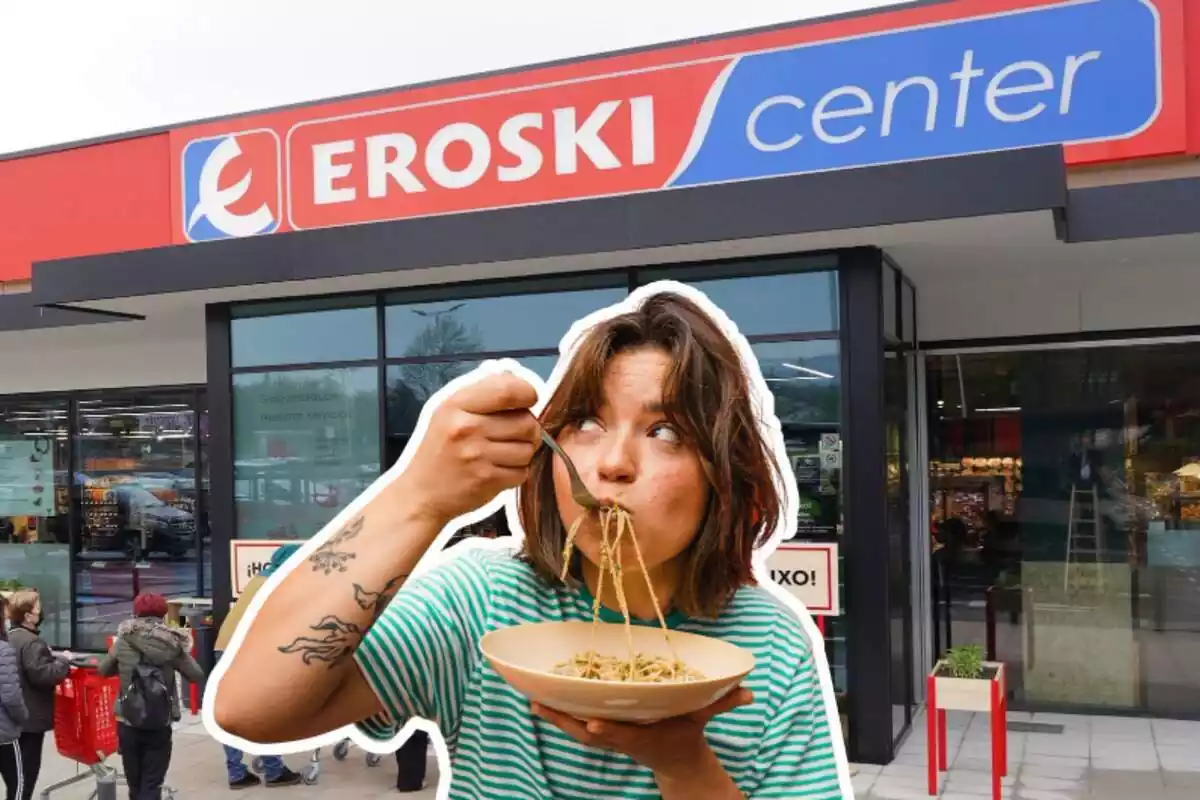 Mujer comiendo pasta delante de un supermercado Eroski