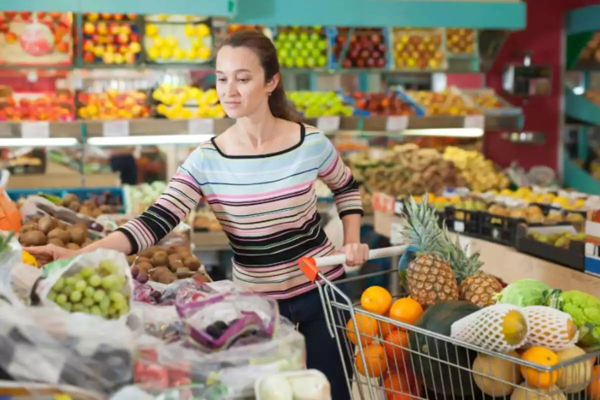 Mujer comprando frutas y verduras Mujer comprando frutas y verduras