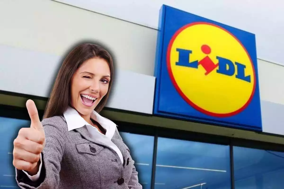 Mujer con el pulgar en alto delante de Lidl