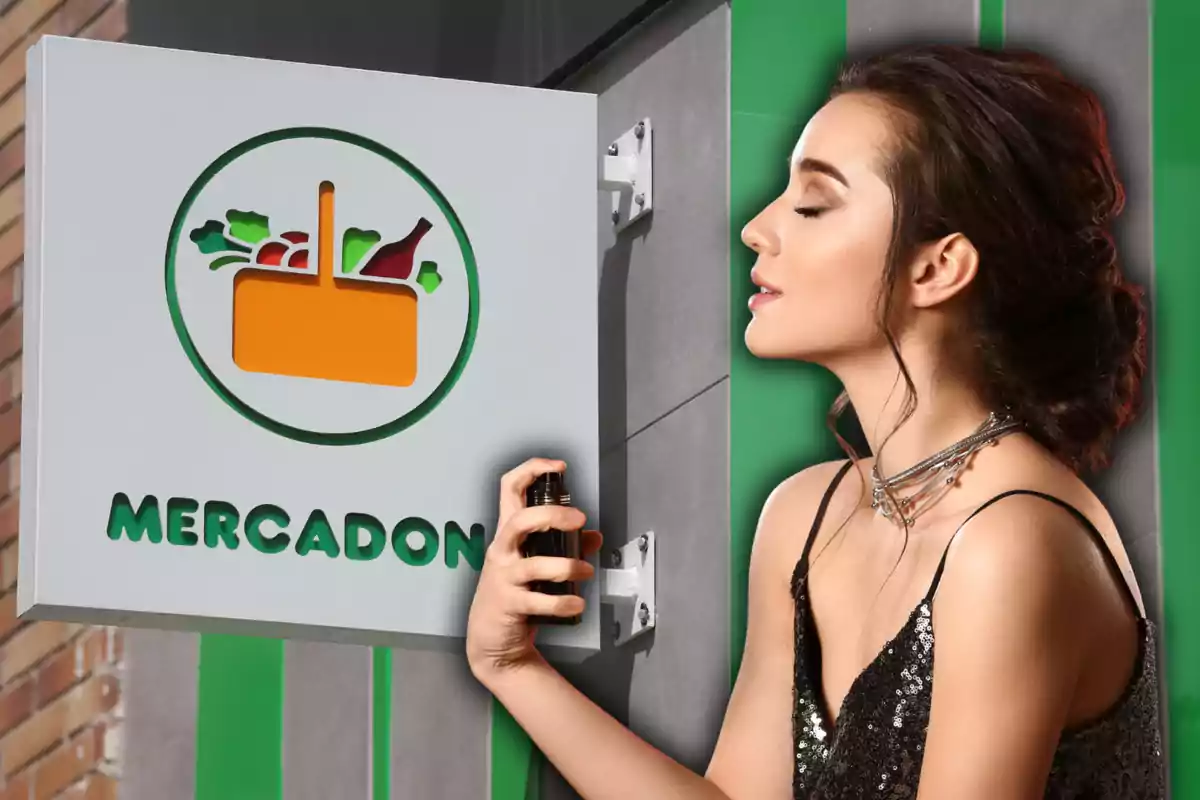 Una mujer con un vestido negro brillante sostiene un frasco de perfume frente a un letrero de "Mercadona" que tiene un logotipo de una cesta de compras con alimentos.