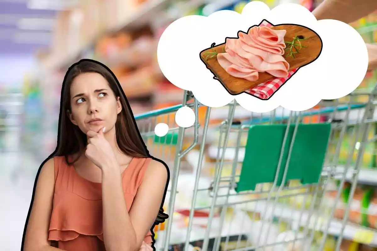 Mujer pensando sobre pavo en un supermercado
