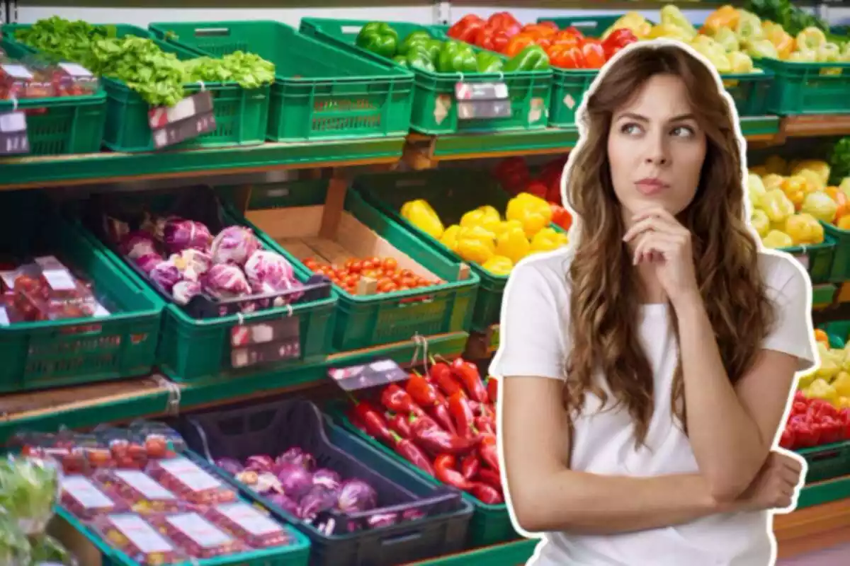 Mujer pensando y la sección de verdura de un supermercado