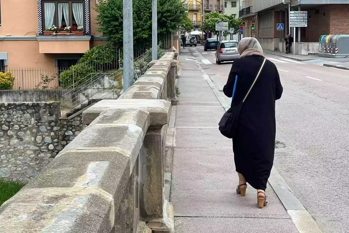 Una mujer musulmana paseando por Ripoll