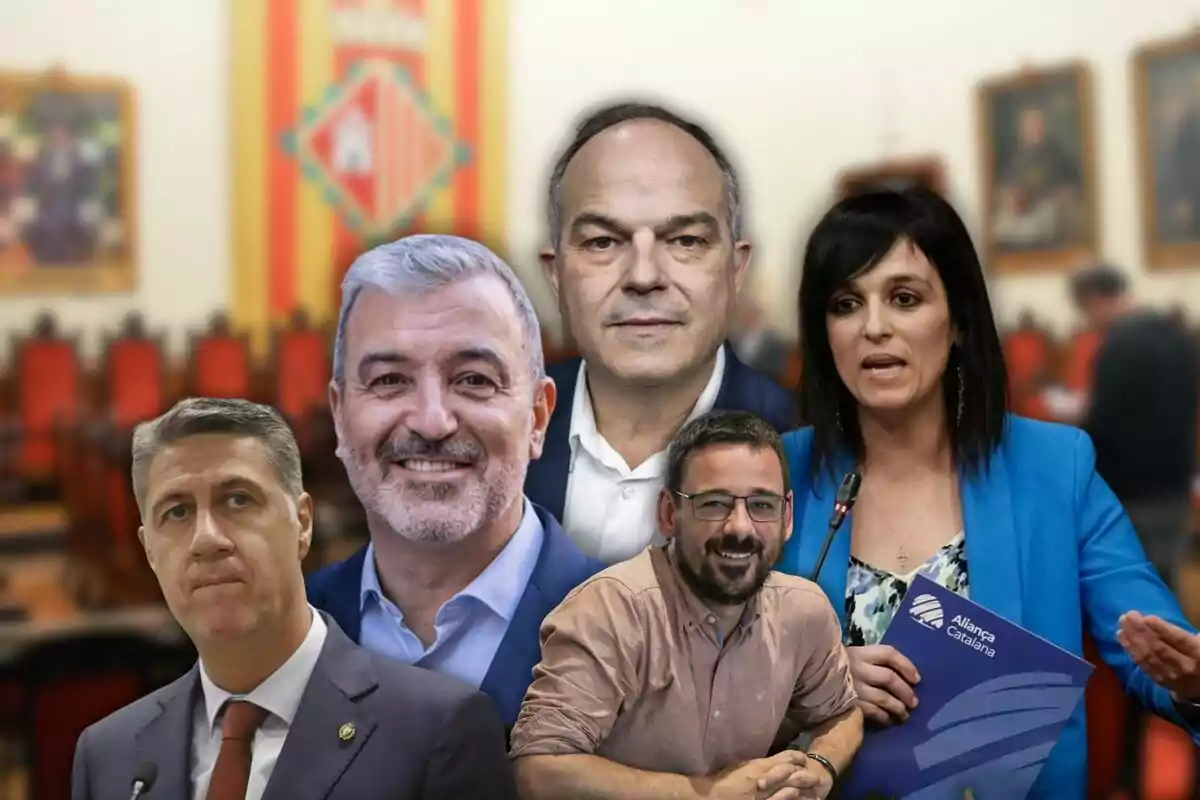 Cinco hombres y una mujer posan frente a un fondo borroso de una sala con sillas rojas y una bandera catalana
