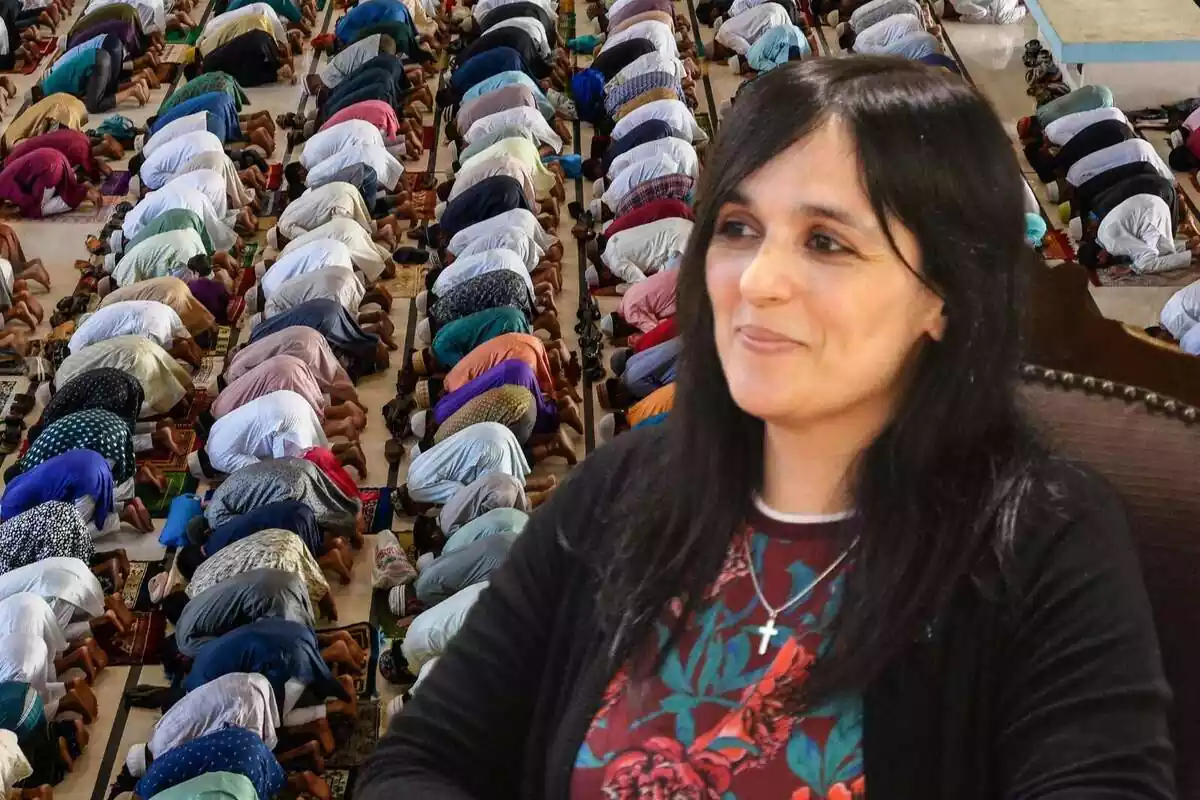 Fotomontaje con Sílvia Orriols en primer plano con un grupo de musulmanes rezando en una mezquita de fondo