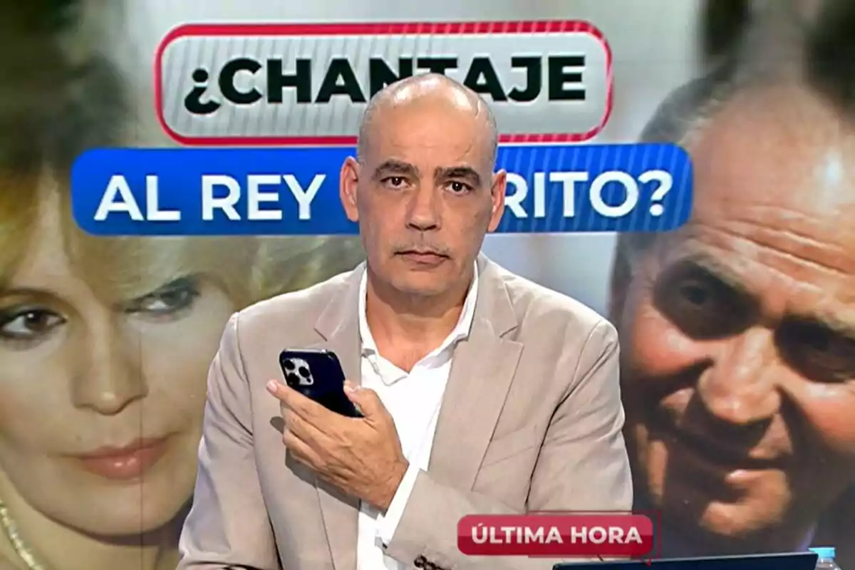 Nacho Abad en En Boca de Todos sostiene un teléfono móvil mientras en el fondo se muestra un cartel con el texto "¿Chantaje al rey emérito?" y las imágenes de dos personas. En la esquina inferior derecha aparece un rótulo rojo con la leyenda "Última hora".