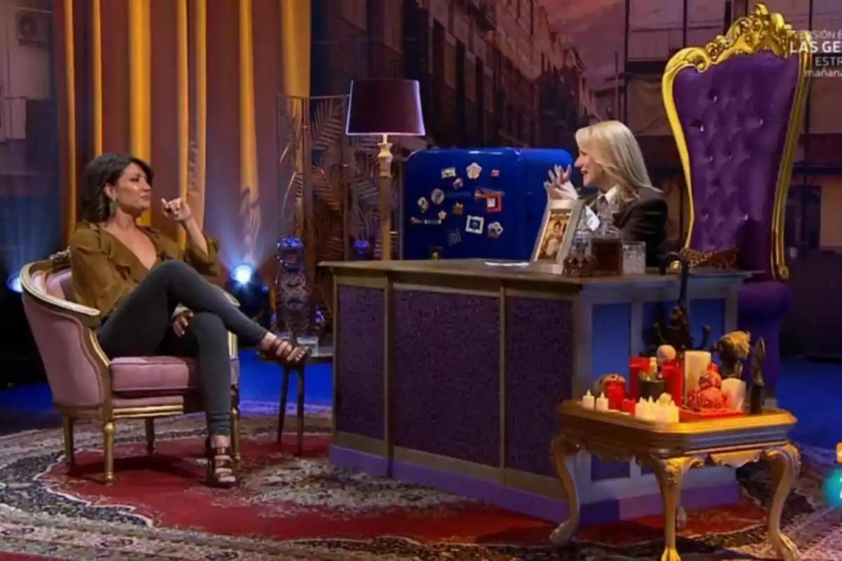 Nagore Robles y Henar Álvarez conversan en Al cielo con ella decorado con muebles elegantes y velas sobre una mesa auxiliar. Nagore Robles y Henar Álvarez conversan en Al cielo con ella decorado con muebles elegantes y velas sobre una mesa auxiliar.
