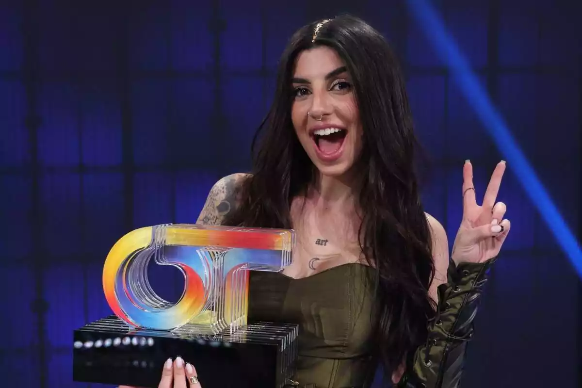 Fotografía de Naiara como ganadora con el premio de OT 2023