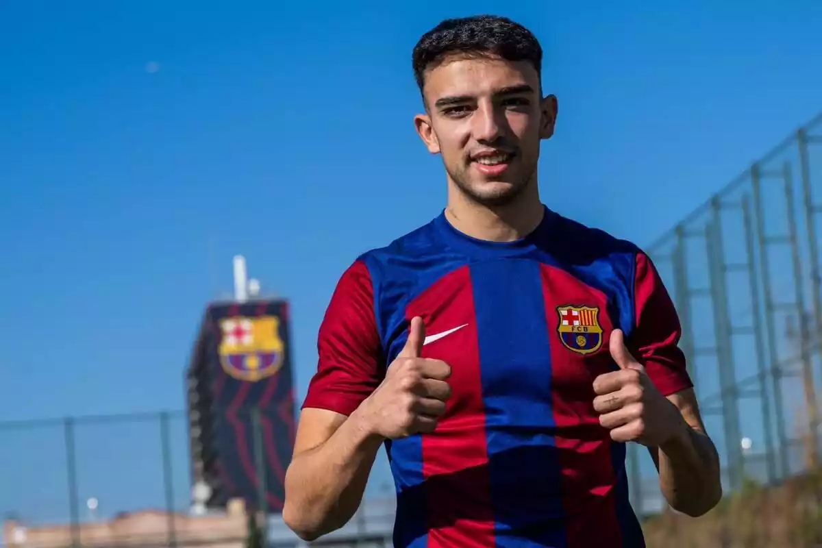 El jugador Naim García, con los pulgares arriba en su primera imagen con la camiseta del Barça