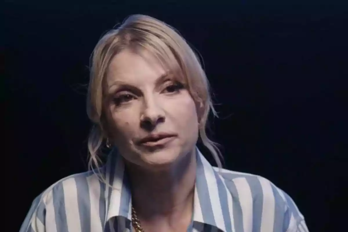 Plano corto de Najwa Nimri con rostro serio siendo entrevistada por Ricard Ustrell en TV3. Plano corto de Najwa Nimri con rostro serio siendo entrevistada por Ricard Ustrell en TV3.