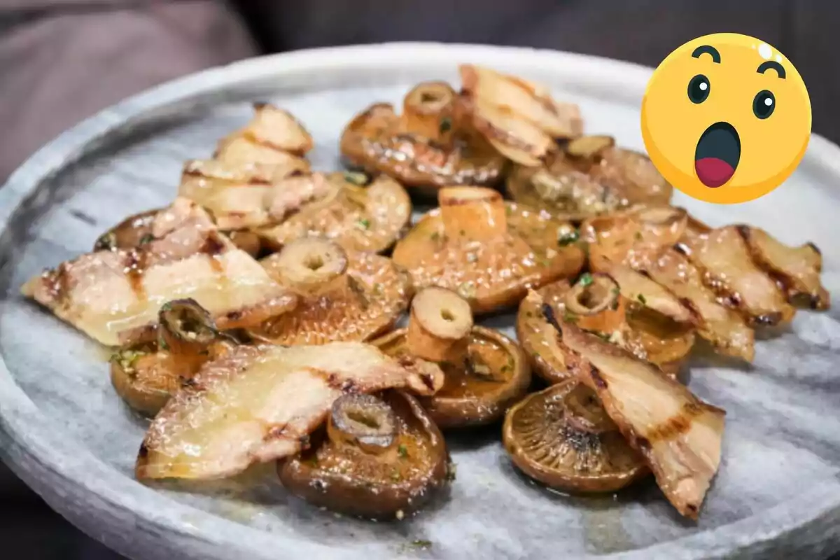 Un plato de setas y panceta asada con un emoji sorprendido en la esquina superior derecha. Un plato de setas y panceta asada con un emoji sorprendido en la esquina superior derecha.