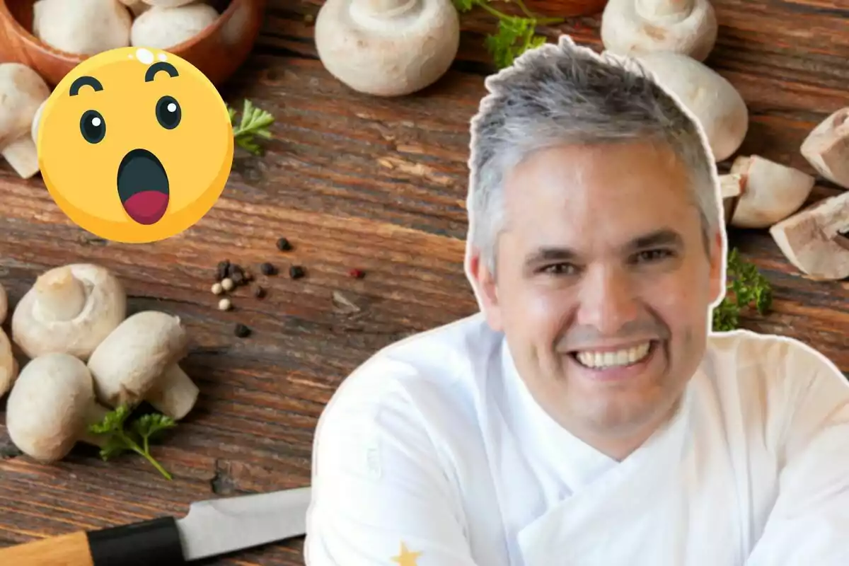 Un chef sonriente con cabello canoso está frente a una mesa de madera llena de champiñones y un cuchillo, acompañado de un emoji sorprendido.