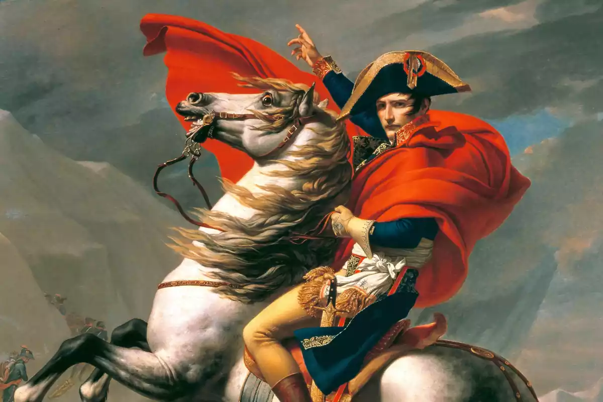 pintura de Napoleón con un uniforme de la época y una capa roja, subido a un caballo gris