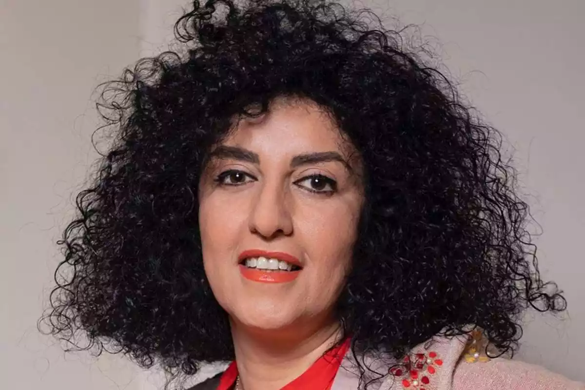 Primer plano de Narges Mohammadi mirando a cámera sin velo islámico