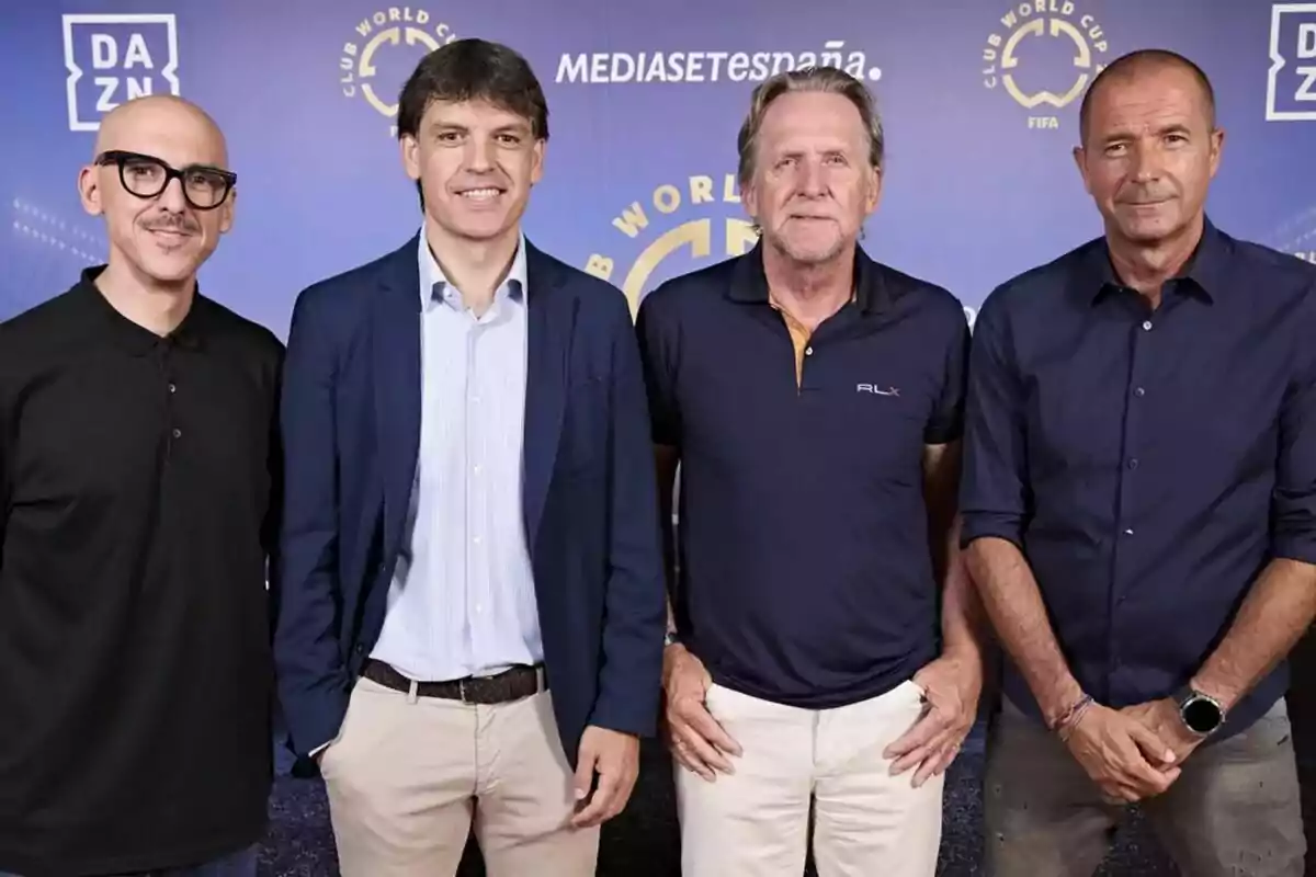 Raúl Jimeno 'Menottinto', Fernando Morientes, Bernd Schuster y Manu Carreño posan juntos frente a un fondo azul con logotipos de DAZN y Mundial de Clubes.
