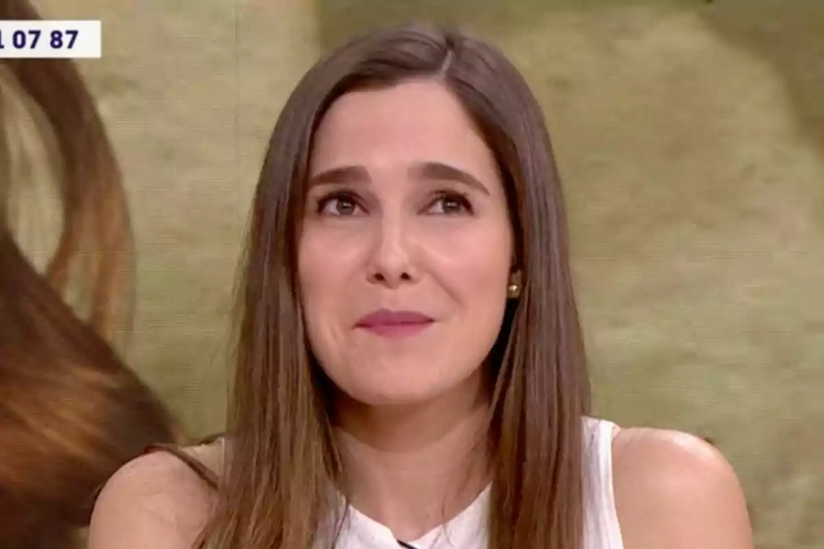 Natalia Sánchez con cabello largo y lacio mirando hacia arriba con una expresión pensativa en 'Y ahora Sonsoles'.
