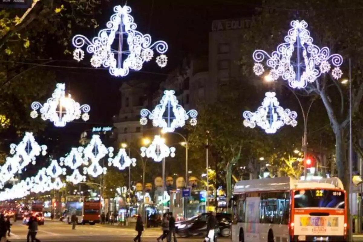 Imagen de una calle de Barcelona con las luces de navidad