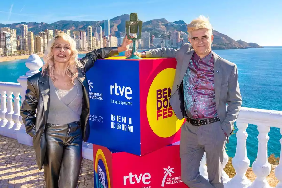 Fotografía de Nebulossa posando con el micrófono de bronce como ganadores del Benidorm Fest