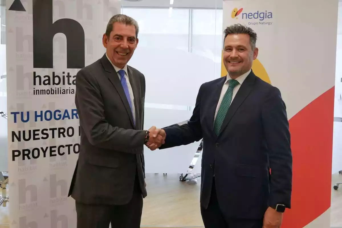 Raúl Suárez, consejero delegado de Nedgia, y José Carlos Sanz, consejero delegado de Habitat Inmobiliaria, posan dándose la mano sonrientes