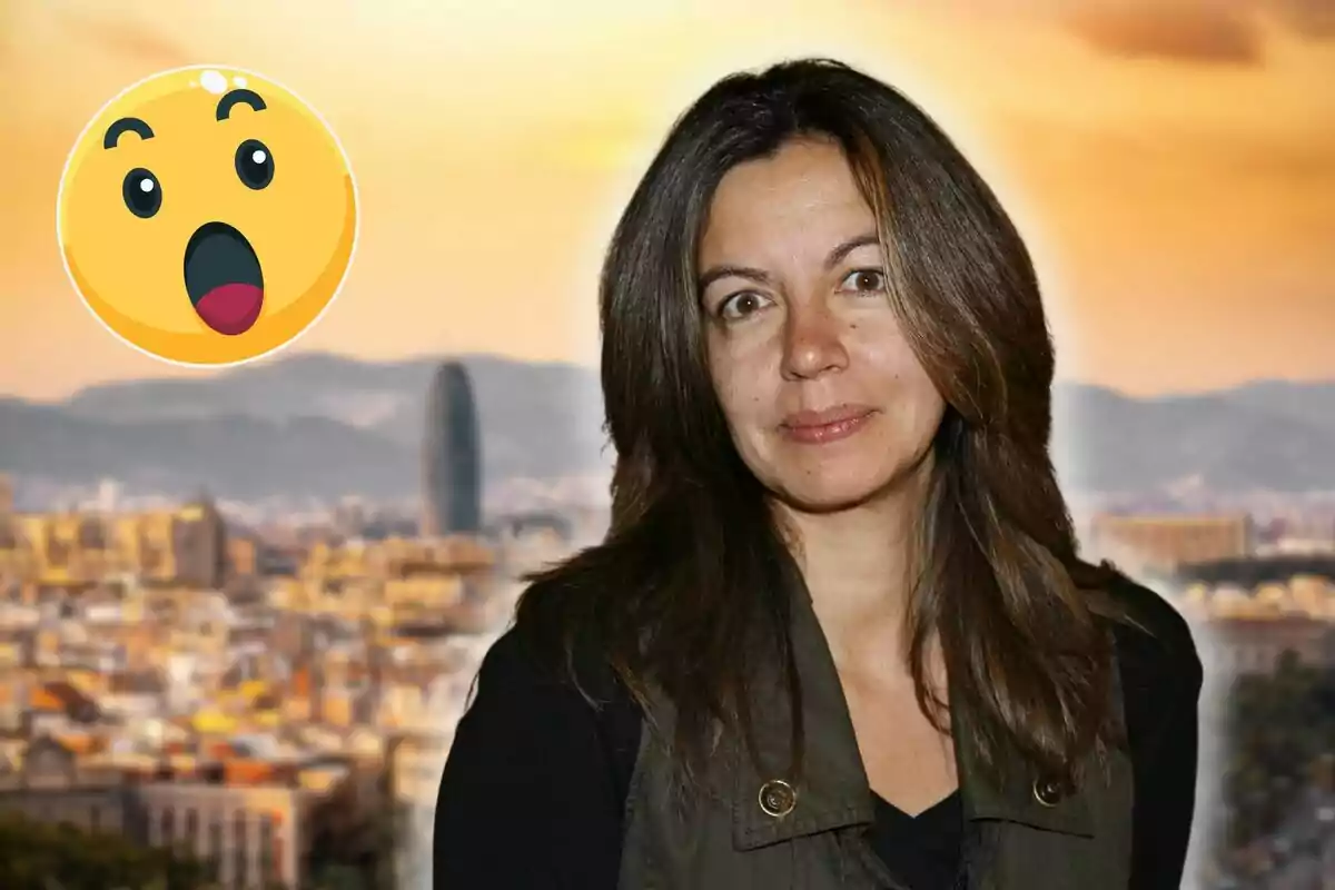 Una mujer con cabello castaño oscuro está frente a un paisaje urbano al atardecer, con un emoji sorprendido en la esquina superior izquierda.