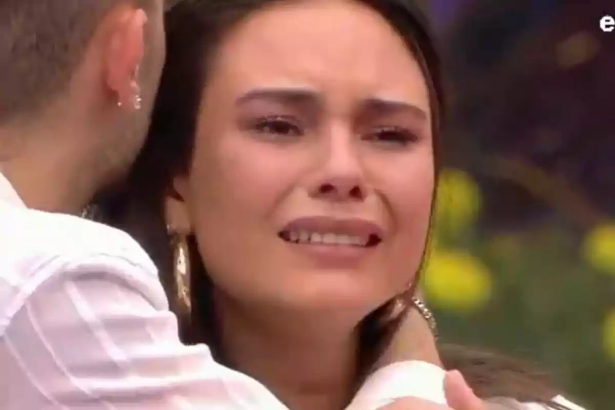 Nerea llorando mientras es consolada por Luis en la casa de Gran Hermano.