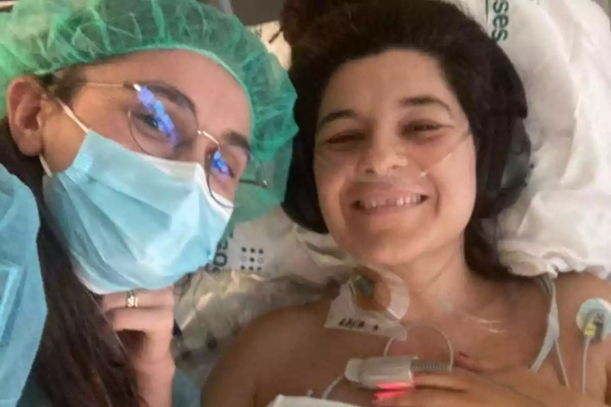 Nerea Pérez de las Heras en el hospital junto a su novia Ana