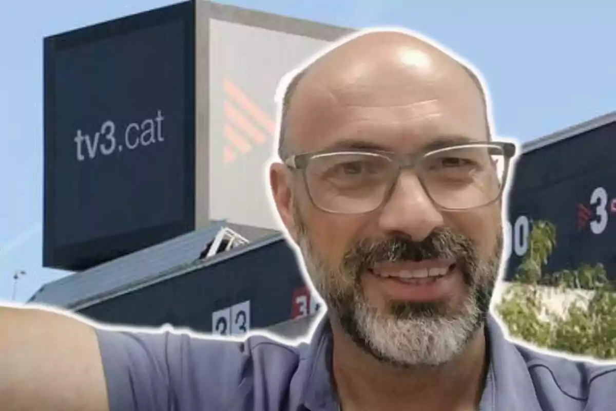 Néstor Gómez sonríe frente a un edificio con el logotipo de tv3.cat.