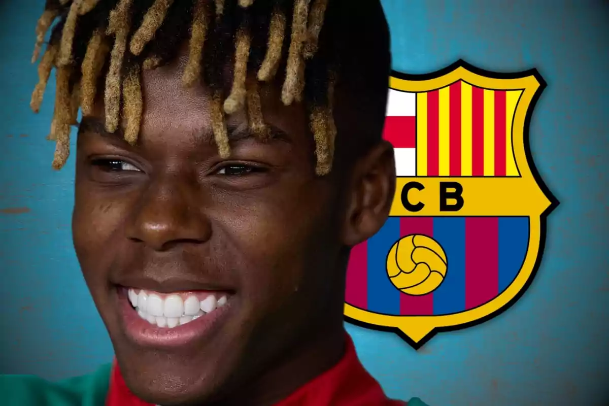 Un joven sonriente con rastas rubias y negras frente al escudo del FC Barcelona.