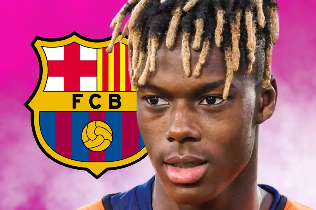 Joven con peinado de rastas rubias frente al escudo del FC Barcelona sobre un fondo rosa.