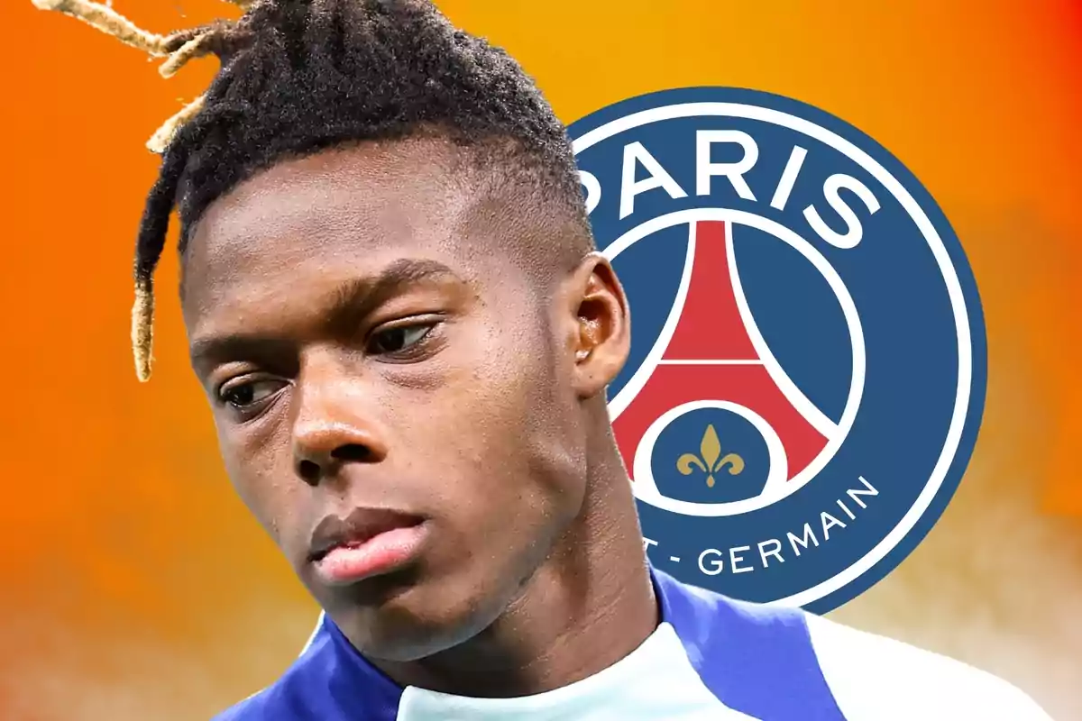Futbolista con expresión seria frente al escudo del Paris Saint-Germain sobre un fondo naranja