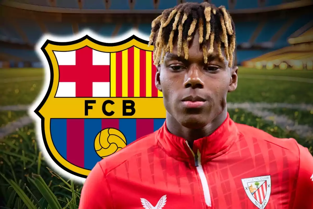 Futbolista del Athletic Club con el escudo del FC Barcelona de fondo en un estadio