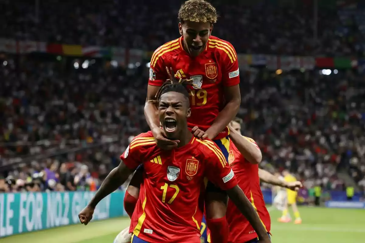 Jugadores de la selección española de fútbol celebrando un gol en un estadio lleno de espectadores.