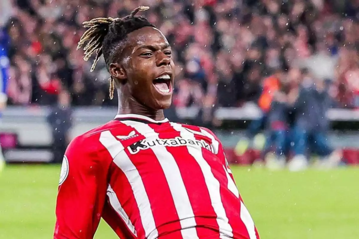 Jugador de fútbol celebrando un gol con la camiseta del Athletic Club de Bilbao. Jugador de fútbol celebrando un gol con la camiseta del Athletic Club de Bilbao.