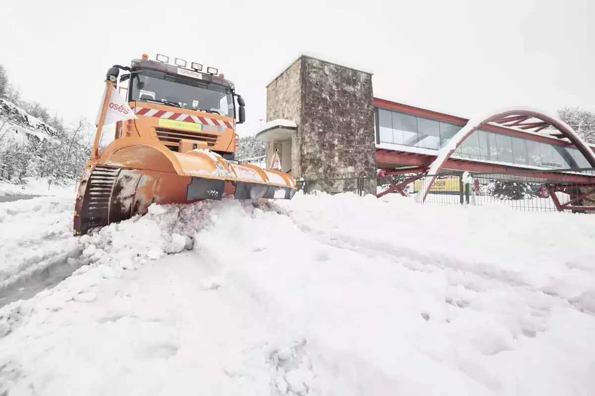 Una máquina quitanieves retira la nieve de un carretera