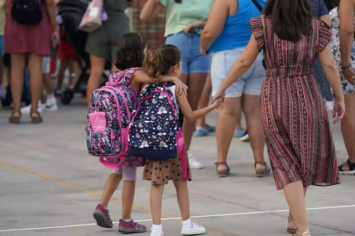 Alumnos se incorporan a su primer día de colegio para el inicio del nuevo curso escolar 2023/24