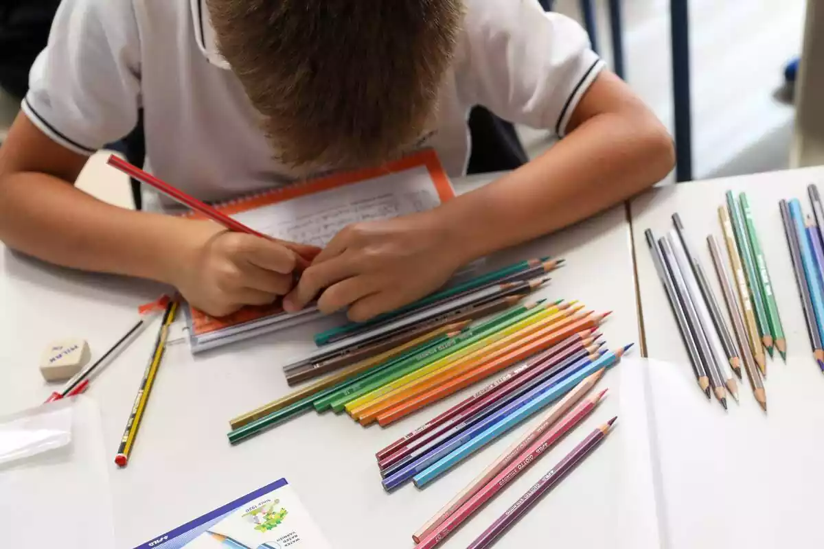Un niño colorea el día del inicio del curso en el colegio de la Alameda de Osuna, a 5 de septiembre de 2022, en Madrid