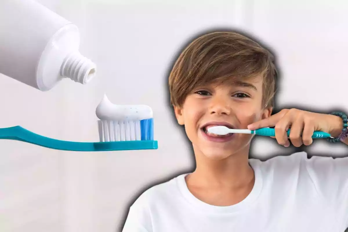 Niño cepillándose los dientes