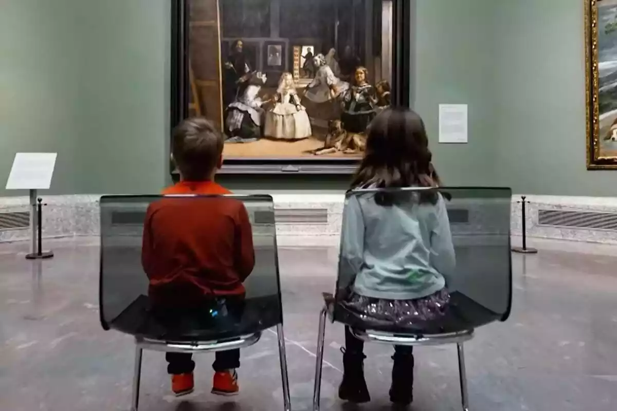 Captura de unos niños de espaldas mirando el cuadro de las Meninas en El Hormiguero