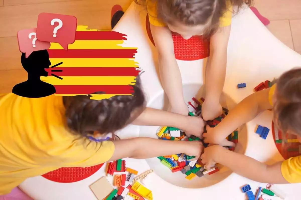 Plano zenital de unos niños jugando con piezas de pego y, al lado, la bandera de Cataluña con una persona hablando