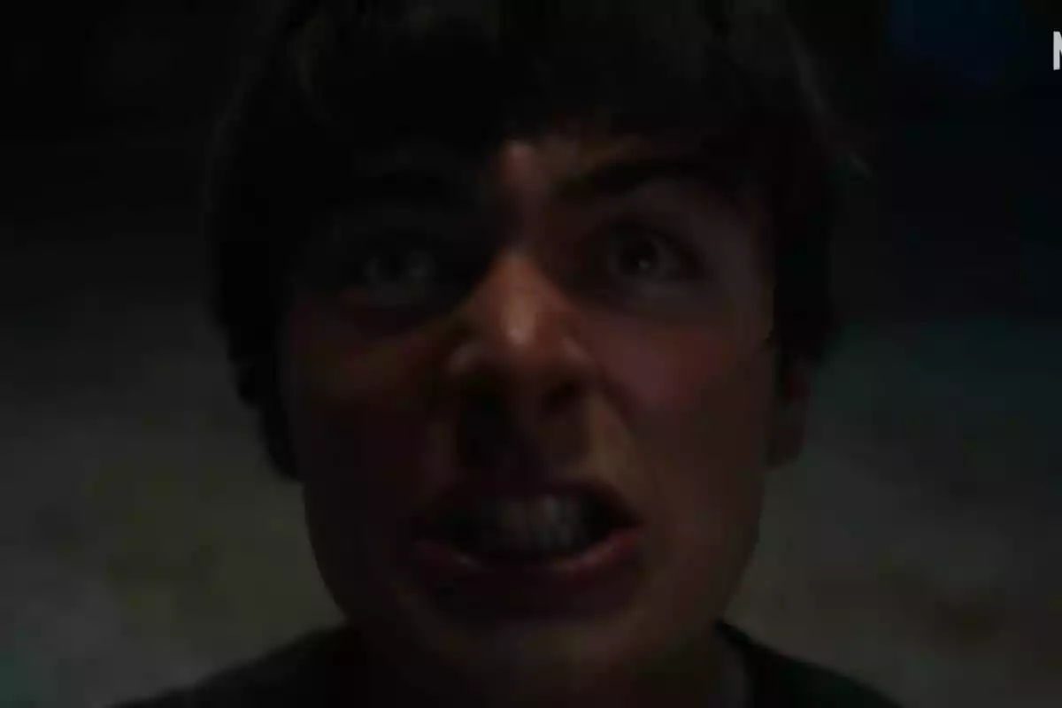 Primer plano de Noah Schnapp con expresión de enojo y tensión en el rostro en Stranger Things