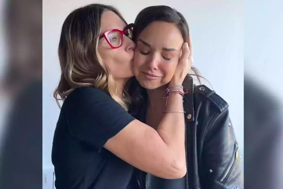 Noemí Galera, dándole un beso a Chenoa Noemí Galera, dándole un beso a Chenoa