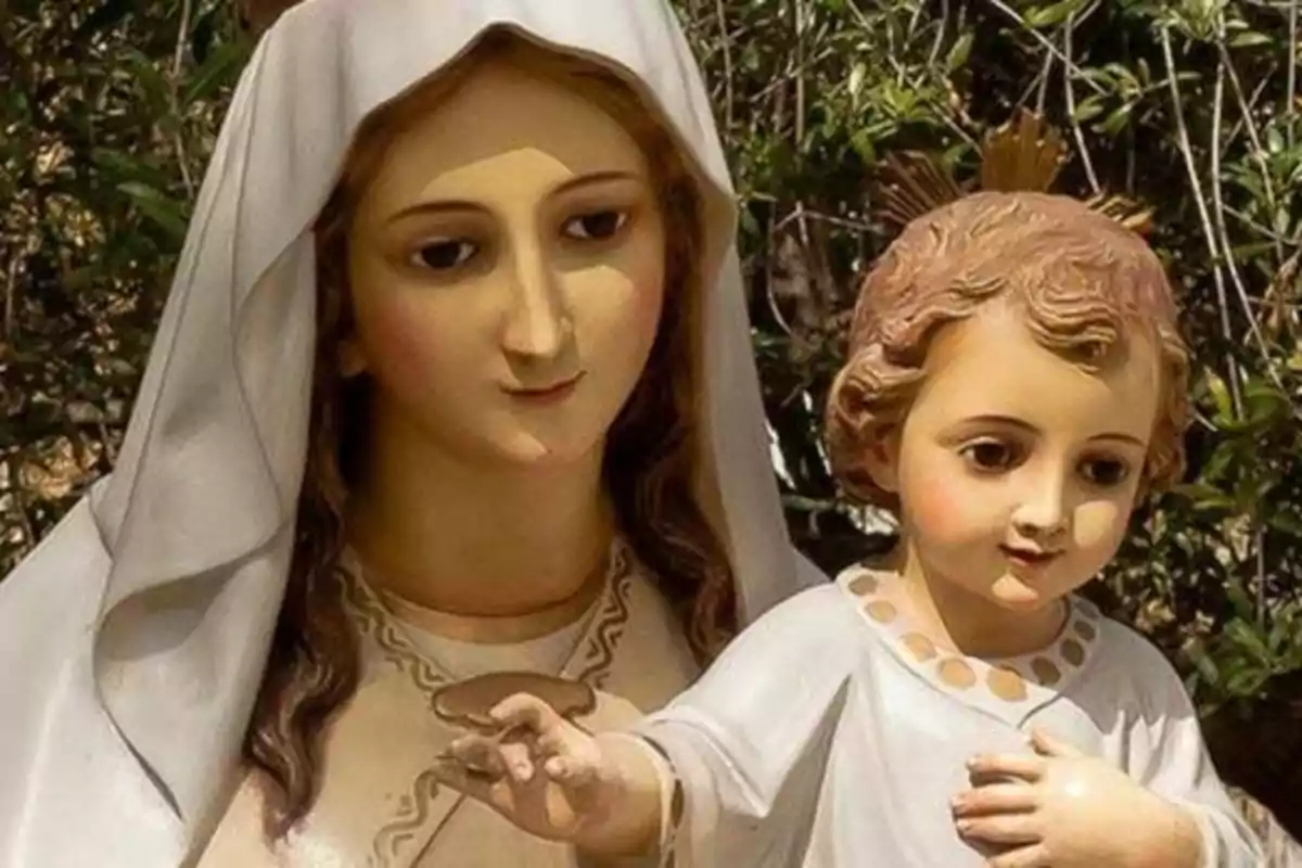 Estatuas religiosas de una mujer con velo y un niño con aureola.