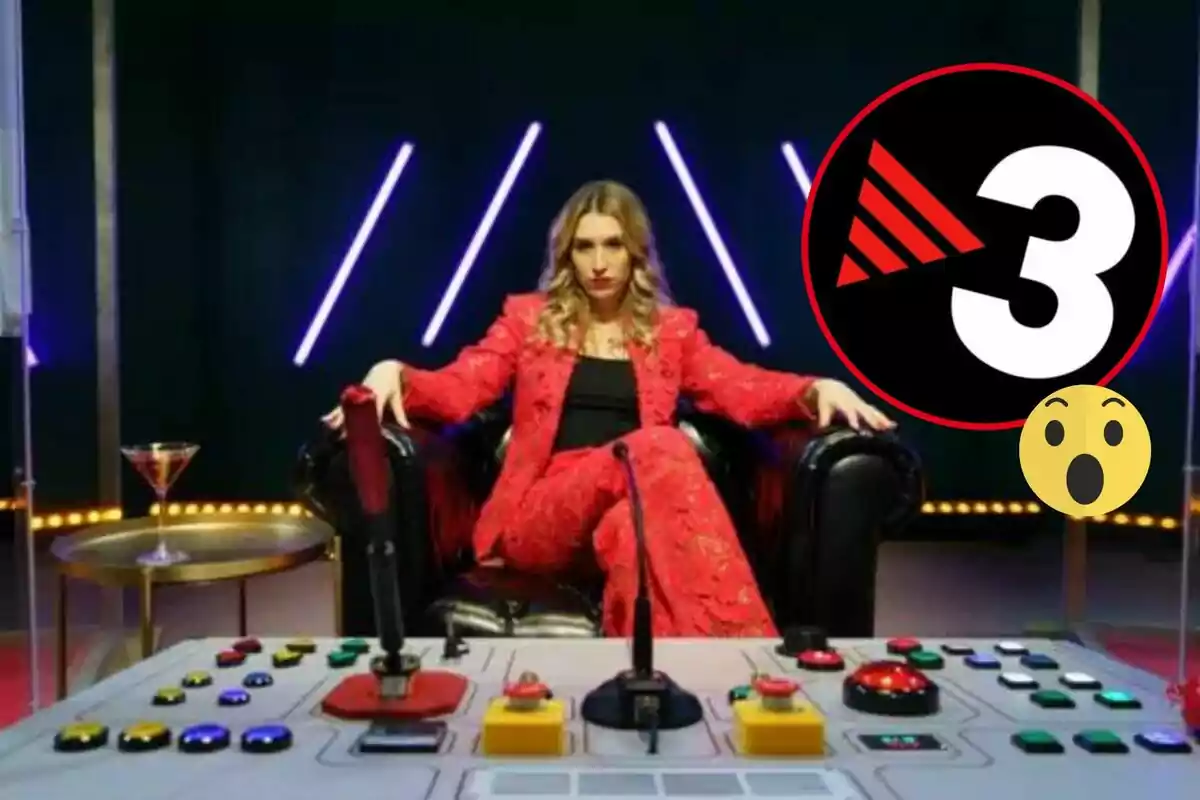 Una mujer con traje rojo está sentada en un sillón negro frente a una mesa de control con múltiples botones y palancas, con un cóctel a su lado y un logotipo grande con el número 3 en el fondo.