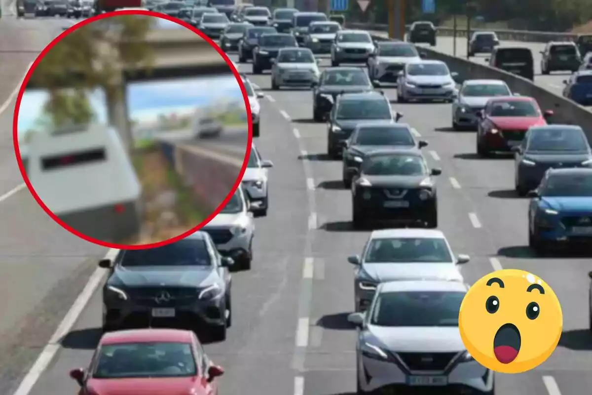 Carretera con tráfico denso y un radar de velocidad en un círculo rojo.